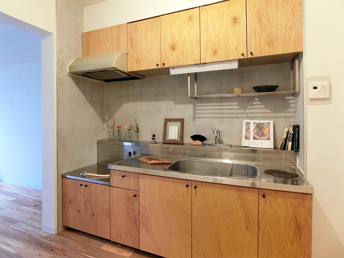 板橋区蓮根の賃貸物件/木の温もりを感じられるキッチン。ガスコンロは持ち込みが必要