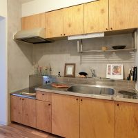 板橋区蓮根の賃貸物件/木の温もりを感じられるキッチン。ガスコンロは持ち込みが必要