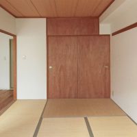板橋区蓮根の賃貸物件/ちょっとモダンな雰囲気の和室。押入れは味がある色合い