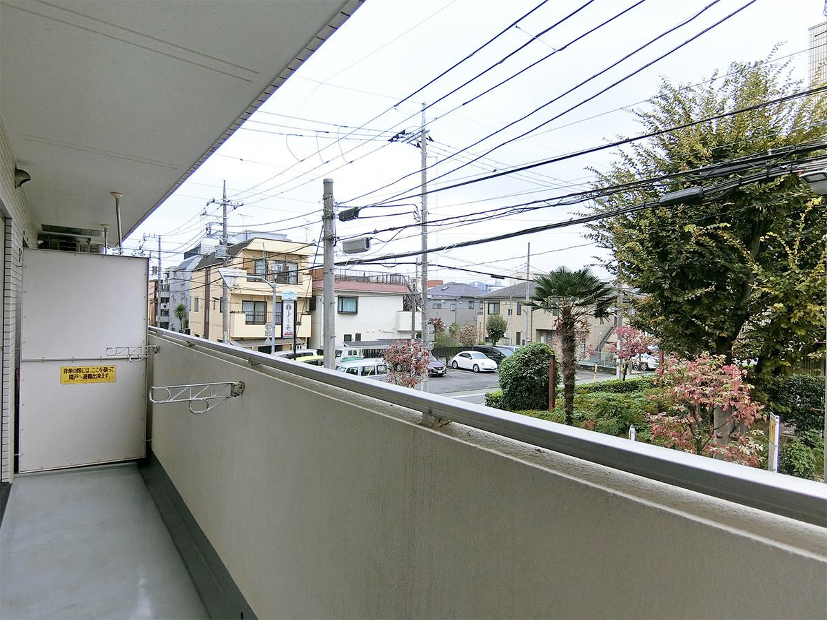 板橋区蓮根の賃貸物件/日当たりが良いバルコニー。正面は「志村健康福祉センター」という元保健所で、幼児検診や選挙投票所に使われている。建物間の距離もしっかりある