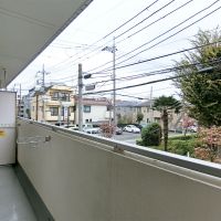 板橋区蓮根の賃貸物件/日当たりが良いバルコニー。正面は「志村健康福祉センター」という元保健所で、幼児検診や選挙投票所に使われている。建物間の距離もしっかりある