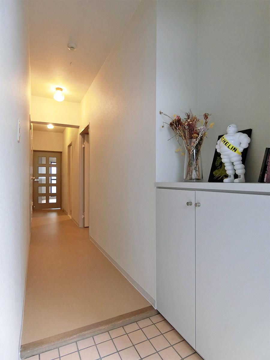 板橋区蓮根の賃貸物件/玄関から廊下方向。リビングがガラス扉のため、廊下にも光が入ります