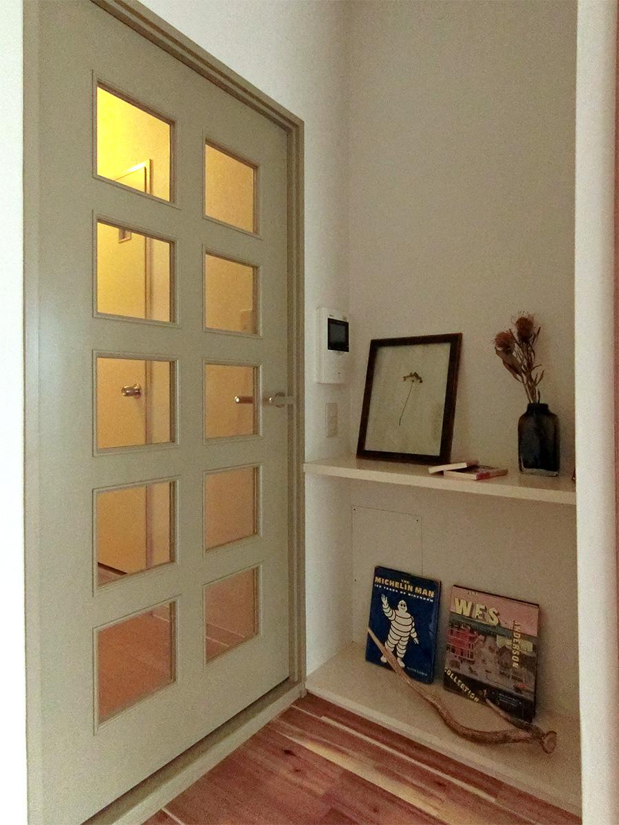 板橋区蓮根の賃貸物件/リビングのガラス扉は淡いグリーン。棚にはフラワーベースやお気に入りの物を飾っていただければ