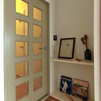 板橋区蓮根の賃貸物件/リビングのガラス扉は淡いグリーン。棚にはフラワーベースやお気に入りの物を飾っていただければ
