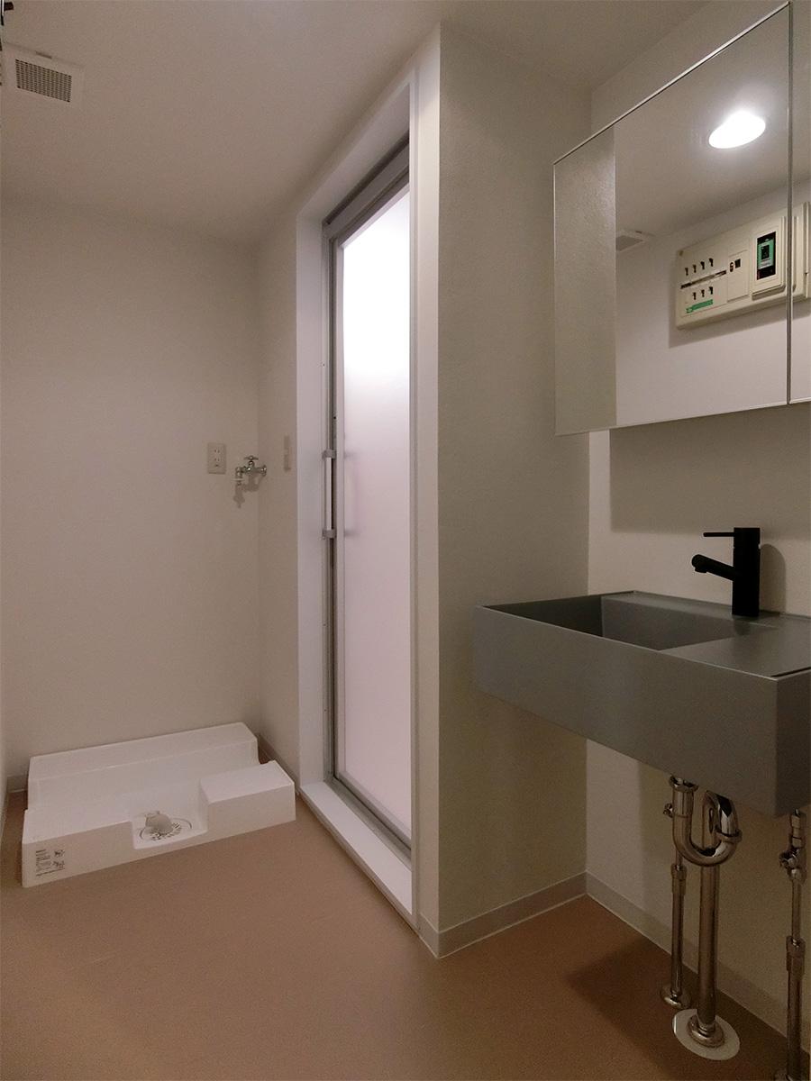 板橋区蓮根の賃貸物件/洗面所・脱衣所・洗濯機置き場。洗面台のガラス扉は収納