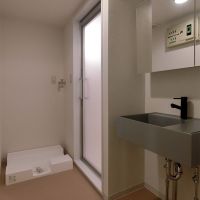 板橋区蓮根の賃貸物件/洗面所・脱衣所・洗濯機置き場。洗面台のガラス扉は収納