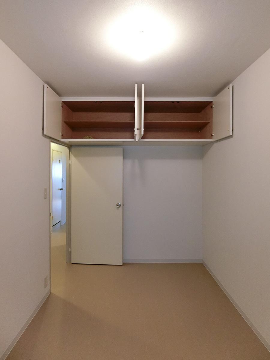 板橋区蓮根の賃貸物件/約4.3畳の洋室：吊り収納があります。構造上エアコン設置ができません