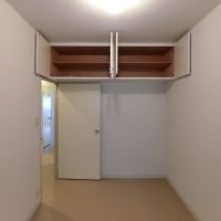 板橋区蓮根の賃貸物件/約4.3畳の洋室：吊り収納があります。構造上エアコン設置ができません