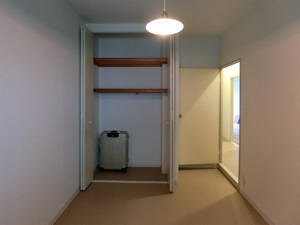 板橋区蓮根の賃貸物件/約5.3畳の洋室：高さのある収納があります。床はPタイル