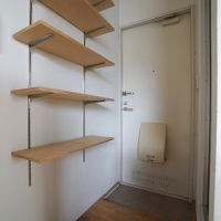 狛江市元和泉の賃貸物件/玄関には高さを変えられるオープン棚があります