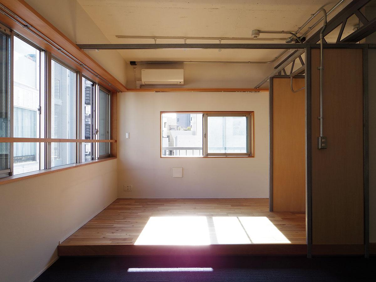 窓が多く、しっかりと太陽の光が入る室内