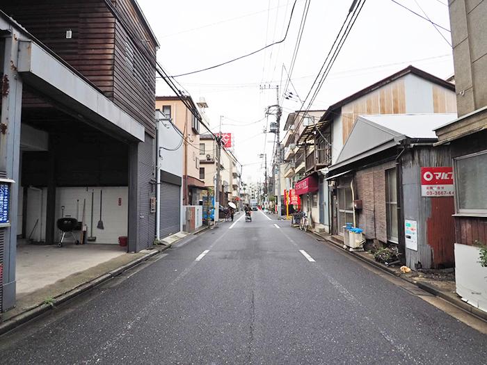 建物の前通り。歩いてすぐのところにスーパーがあり、人通りはぼちぼち。下町感のある街並み