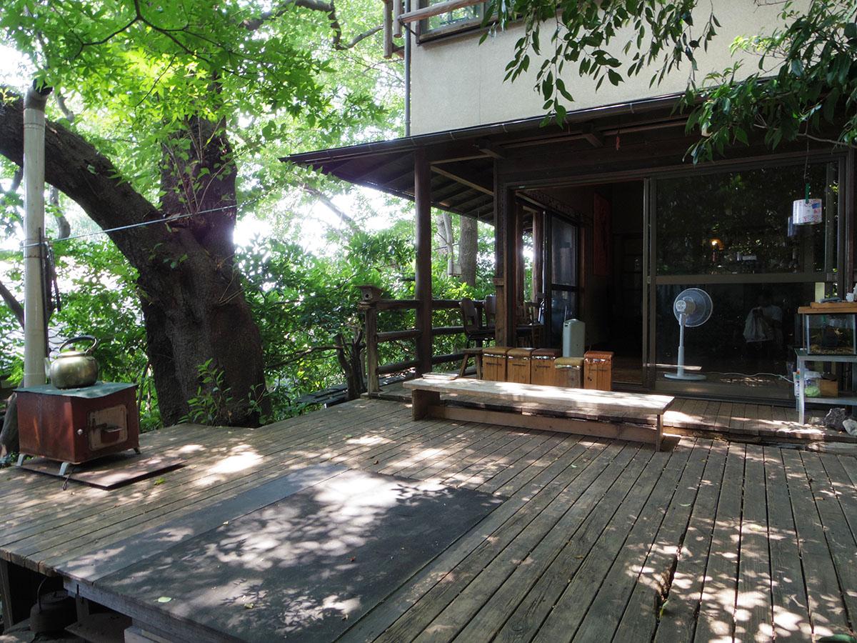 建物の隣にある「森のテラス」。定期的にイベントが開かれていたり、有料ですが読書やピアノの演奏を楽しんだりもできる