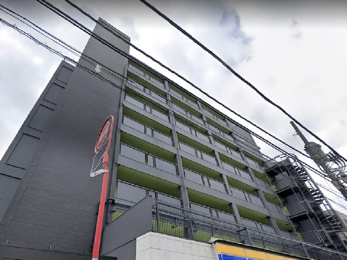 外観。部屋は最上階に位置する