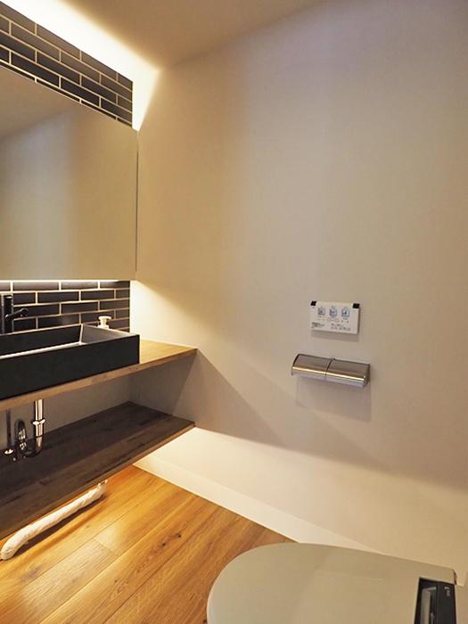 千代田区神田神保町の賃貸物件/男女で別にして使ってもよし、気分でブラックとホワイトのトイレを使い分けてもよし