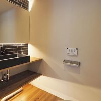 千代田区神田神保町の賃貸物件/男女で別にして使ってもよし、気分でブラックとホワイトのトイレを使い分けてもよし