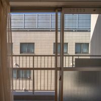 台東区根岸の賃貸物件/南東向きの窓の先には建物があります