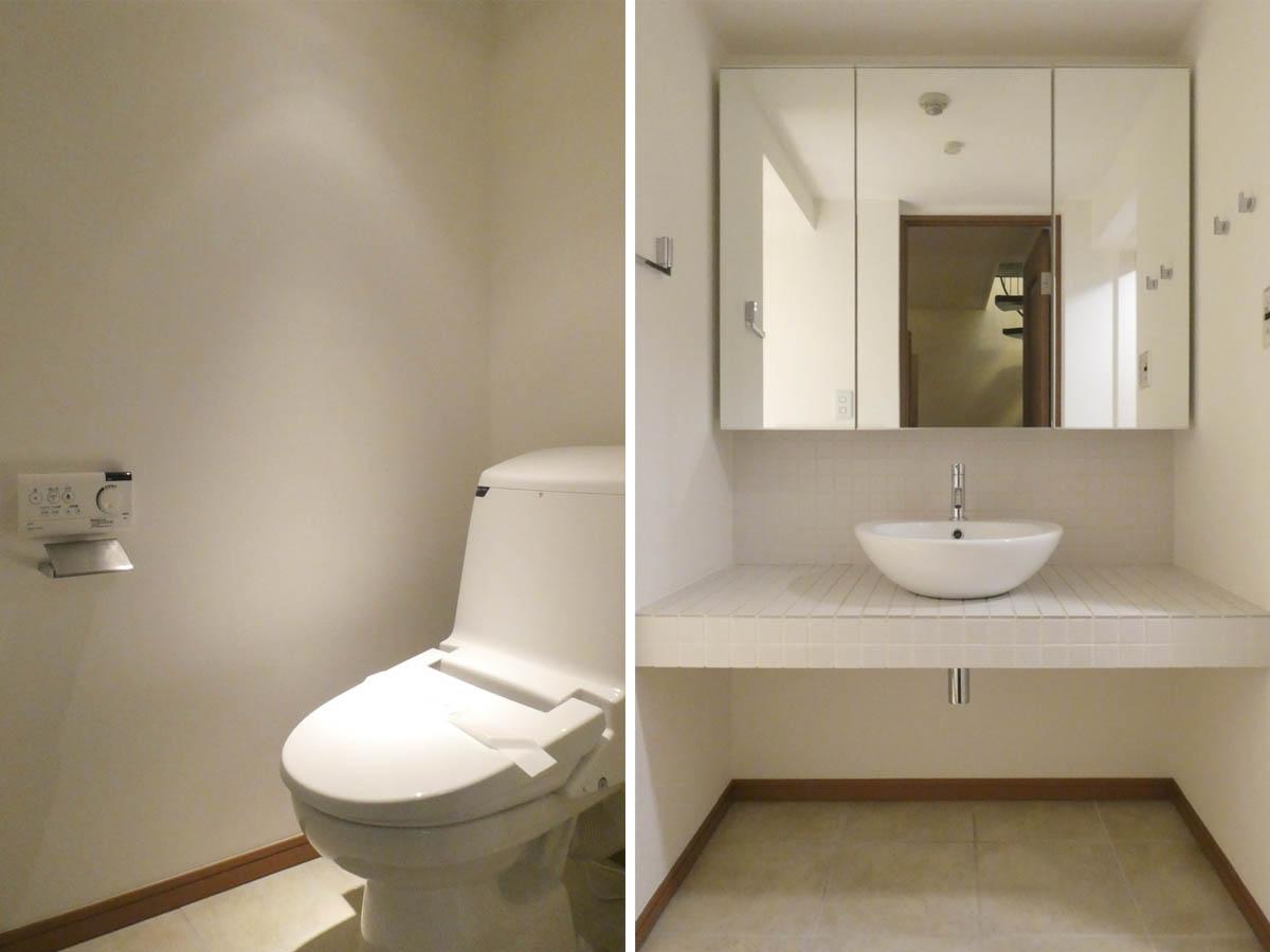 1階洗面所。洗面台の左手に壁をはさんでトイレがある