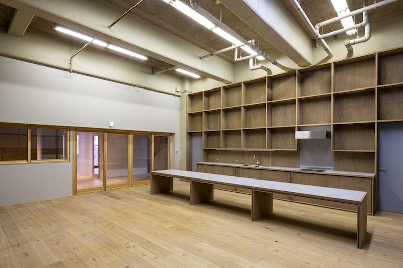 横浜市都筑区池辺町の賃貸物件/天井が高いキッチン付きの共用リビングスペースは広々としています