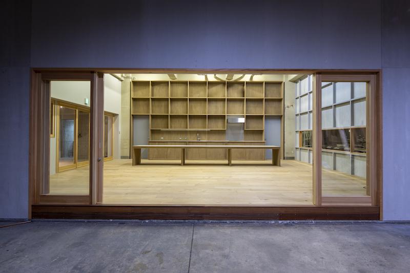 横浜市都筑区池辺町の賃貸物件/材木倉庫・工場と共有リビングスペースはガラス戸で仕切られています