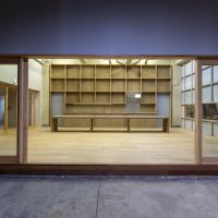 横浜市都筑区池辺町の賃貸物件/材木倉庫・工場と共有リビングスペースはガラス戸で仕切られています