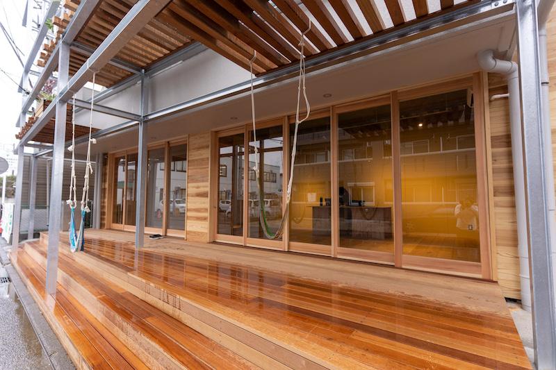横浜市都筑区池辺町の賃貸物件/1階テナント部分は木ガラス戸とウッドデッキの組み合わせで、温かい印象です