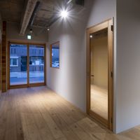 横浜市都筑区池辺町の賃貸物件/共有の通路（手洗器とトイレあり）の左右に3テナントあるので、賑わいが染み出して来そうです