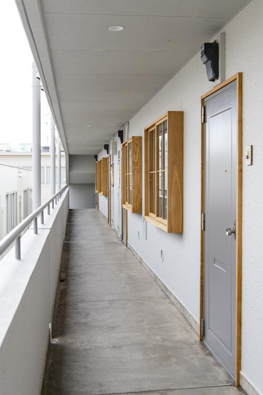 横浜市都筑区池辺町の賃貸物件/木枠で囲われた玄関ドア、サッシが可愛らしいです