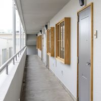 横浜市都筑区池辺町の賃貸物件/木枠で囲われた玄関ドア、サッシが可愛らしいです