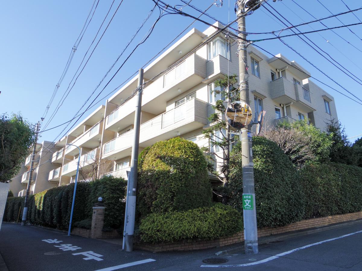 静かな住宅街にどっしりと立つ、低層マンション。清掃が行き届いていて部屋までのアプローチも気持ちがいい