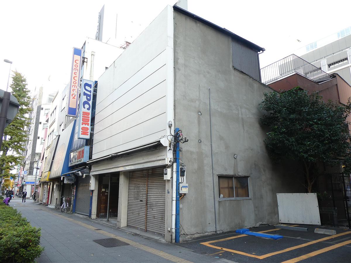 外観はシンプル。奥の区画です。前は首都高と昭和通り