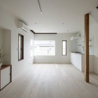 江戸川区北小岩の賃貸物件/リビング。床は無垢のフローリングで足触りがいい