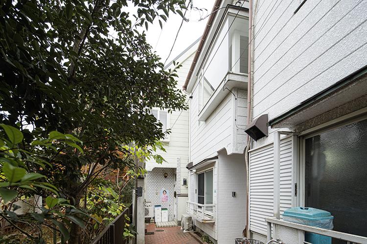 江戸川区北小岩の賃貸物件/真ん中の物件が今回の建物。同じような建物が4軒立ち並んでいる