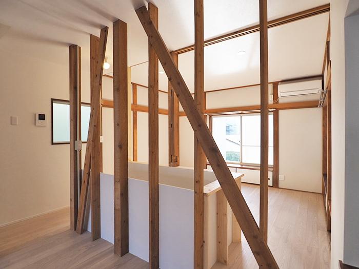 江戸川区北小岩の賃貸物件/リビングの中央に柱に囲まれた階段スペース。その先に和室の名残を感じさせる空間がさらに広がる