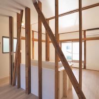 江戸川区北小岩の賃貸物件/リビングの中央に柱に囲まれた階段スペース。その先に和室の名残を感じさせる空間がさらに広がる
