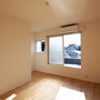 江戸川区北小岩の賃貸物件/3階6.5畳の洋室。窓の先にはルーフバルコニー