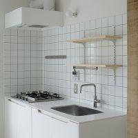 江戸川区北小岩の賃貸物件/ガスコンロは4口付き。白いタイルや、すっきりとした白いキッチンががわいい