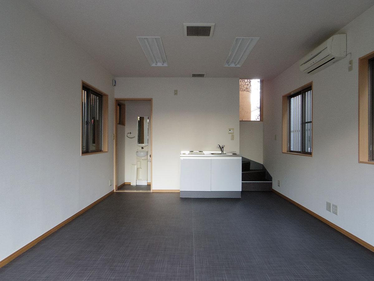 港区西麻布の賃貸物件/1階。キッチンとトイレが配置されたシンプルな空間