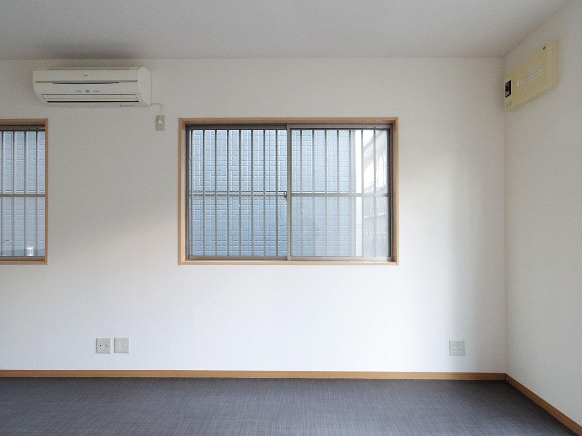 港区西麻布の賃貸物件/1階南側の窓。先には建物が立っているので、光はあまり入らない