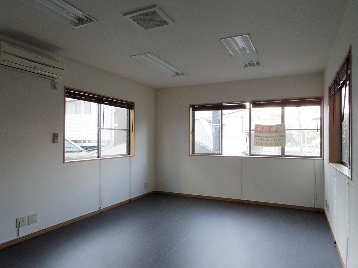 港区西麻布の賃貸物件/2階。窓が多く、ふわっと光が入る