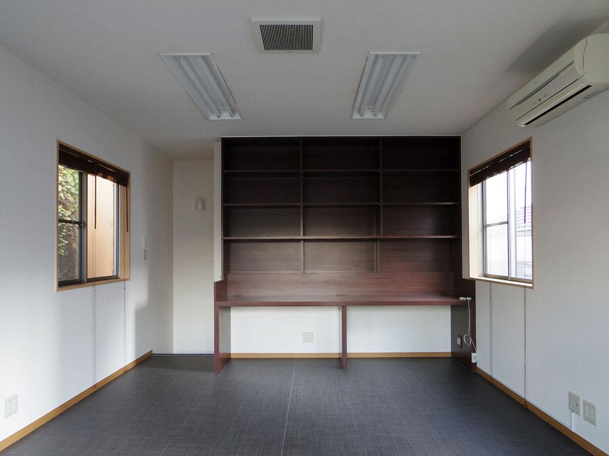 港区西麻布の賃貸物件/2階。造作のデスクと棚が残った状態での引き渡し