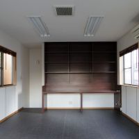 港区西麻布の賃貸物件/2階。造作のデスクと棚が残った状態での引き渡し