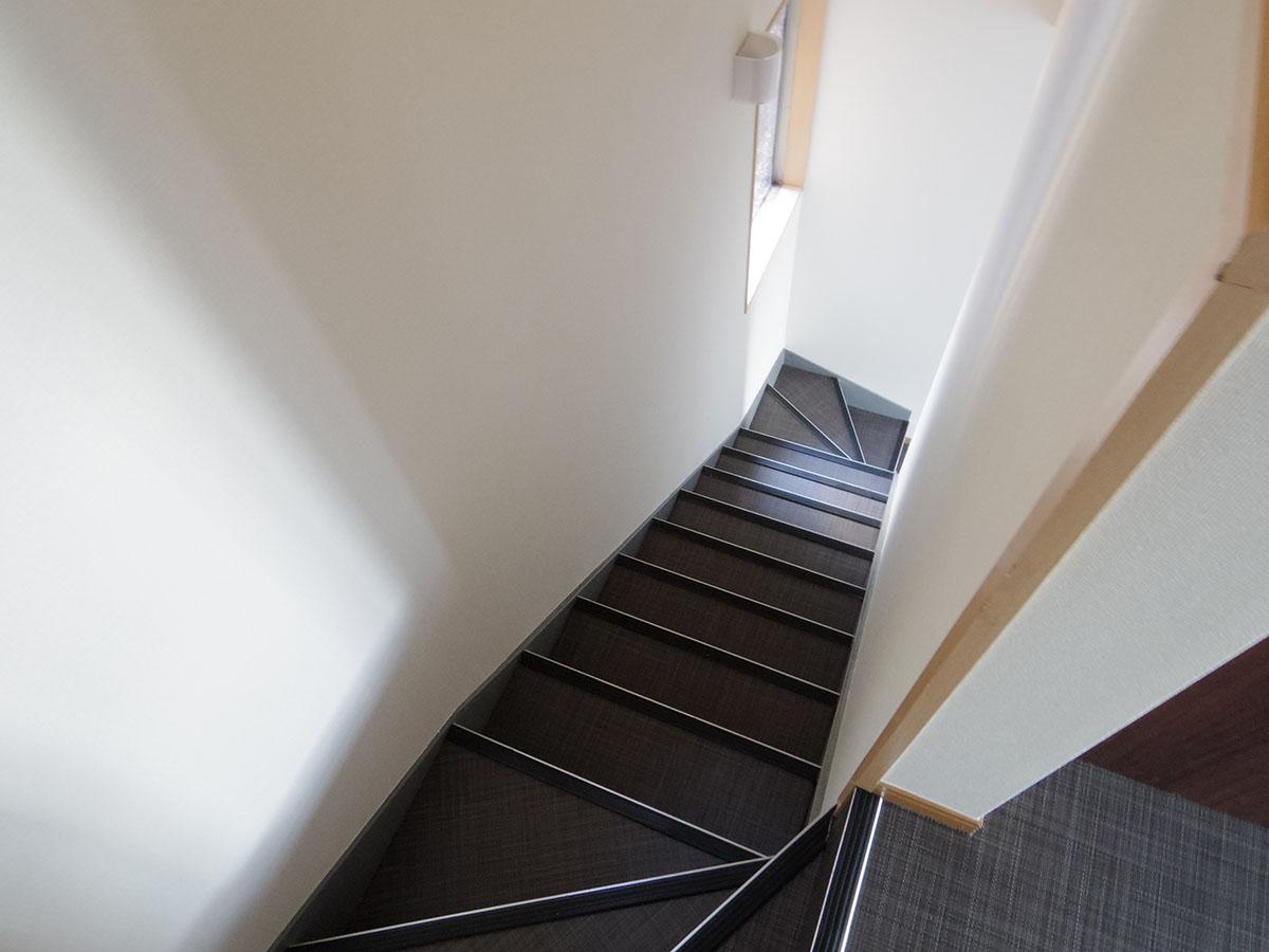 港区西麻布の賃貸物件/階段は少し幅が狭いのでご注意を