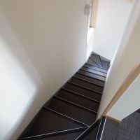港区西麻布の賃貸物件/階段は少し幅が狭いのでご注意を