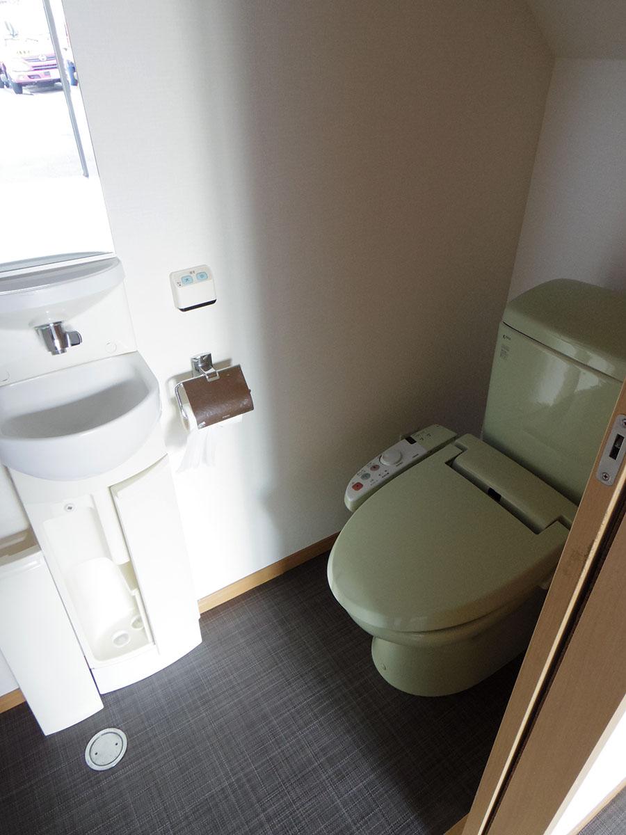 港区西麻布の賃貸物件/トイレは少し古めかしい