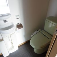 港区西麻布の賃貸物件/トイレは少し古めかしい