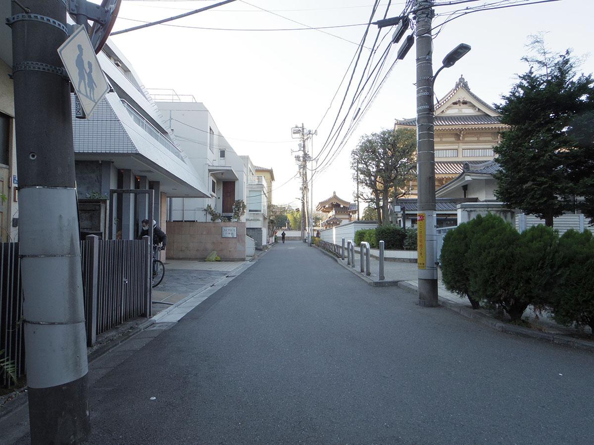 港区西麻布の賃貸物件/前面道路。人通りは少なく静か