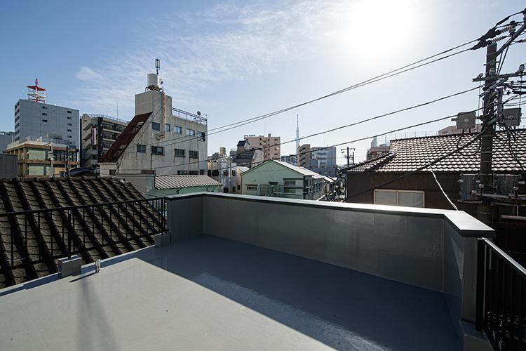 台東区日本堤の賃貸物件/屋上付き。正面にスカイツリーが見えます