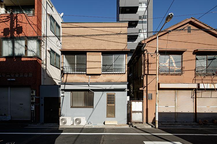 台東区日本堤の賃貸物件/渋い外観の一戸建て。店舗や事務所に使う際、入口の扉を変えてみてもいいかも