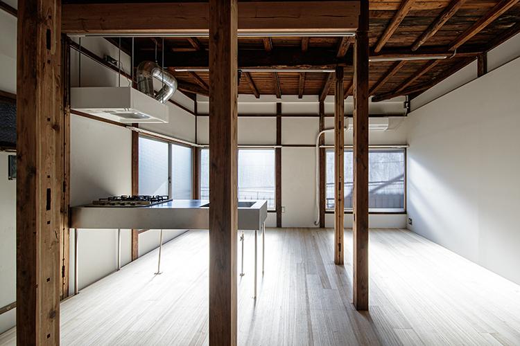 台東区日本堤の賃貸物件/リビング。窓が多く明るい